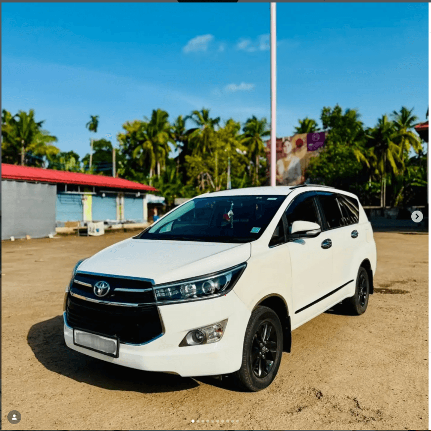 2016 Toyota Innova Crysta 2.4 V (1/3)
